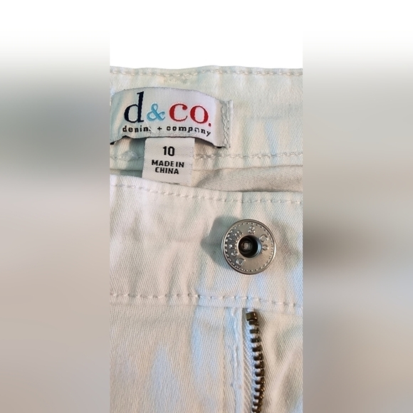 Denim & Co. Regular Tulip Snap Hem Capri Jeans Button Detail Women's 10 White - Picture 7 of 14